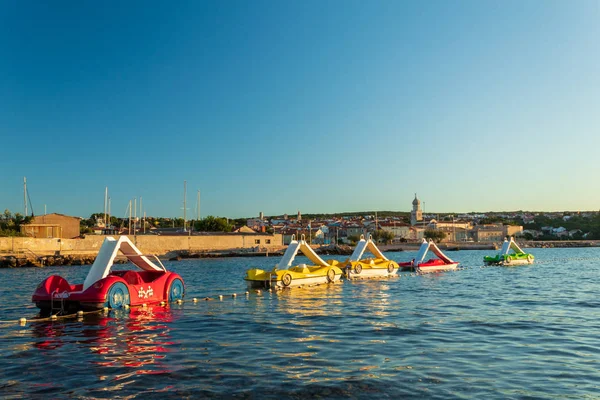 Racing Autó Alakú Víz Kerékpárok Reggeli Napsütésben Krk Krk Sziget — Stock Fotó