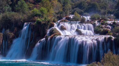 Hırvatistan Krka Milli Parkı'nın ana şelalesi. İpek suyunun etkisi.