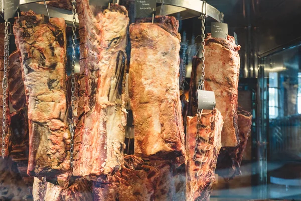 調理の準備ができて生の牛肉のカツレツ — ストック写真