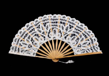 Siyah arkaplanda dantelli yelpaze