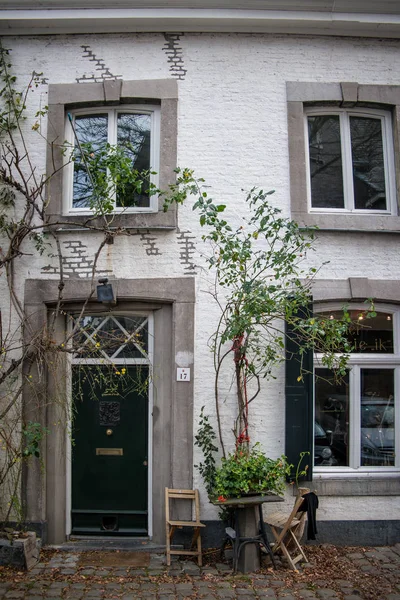 Drzwi i okna na ulicach Maastricht — Zdjęcie stockowe