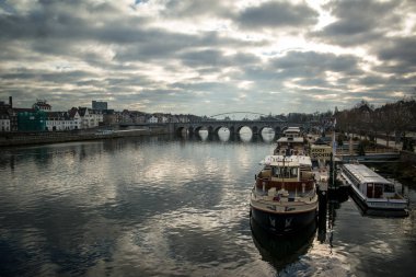Tekne ve brigde ile nehir görünümü