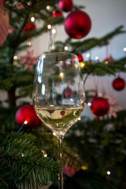 Arka planda Noel ağacı ile odak beyaz şarap Kadehi, tatil ve kutlama kavramı