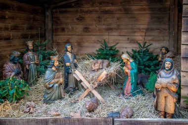Günlük ışık, Mary ve bebek ile büyük heykelcikler Noel doğum sahnesi