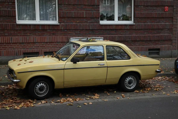 Жовтий вінтажний ретро автомобіль, оточений осінніми листям, осінній сезон — стокове фото