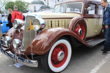 Sergi klasik arabaların sergilendiği bir sergi.