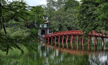 Ngoc Son Tapınağı'ndaki Huc Köprüsü, Hanoi, Vietnam.