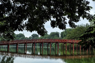 Ngoc Son Tapınağı'ndaki Huc Köprüsü, Hanoi, Vietnam.