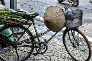 Retro bisiklet Hanoi, Vietnam yolda park.