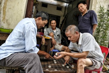 Hanoi, Vietnam - 31 Ağustos: 31 Ağustos 2018'de Hanoi, Vietnam'da bir meydanda geleneksel Çin satranç oyunu xiangqi oynayan erkekler.