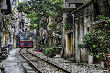 Hanoi, Vietnam - 31 Ağustos: 31 Ağustos 2018 tarihinde Hanoi, Vietnam'da kalabalık evler ile Hanoi şehrinin ortasından geçen tren.