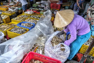 My Tho, Vietnam - 9 Ağustos: İnsanlar 9 Ağustos 2018'de My Tho, Vietnam'da sokak pazarında balık ve deniz ürünleri satıyor.