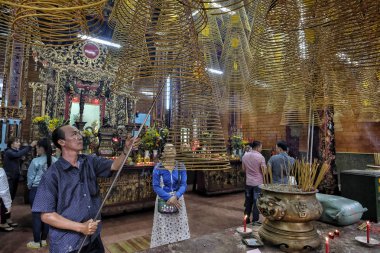 Can Tho, Vietnam - 11 Ağustos: Ong Tapınağı'nda dua eden insanlar 11 Ağustos 2018'de Can Tho, Vietnam'da.