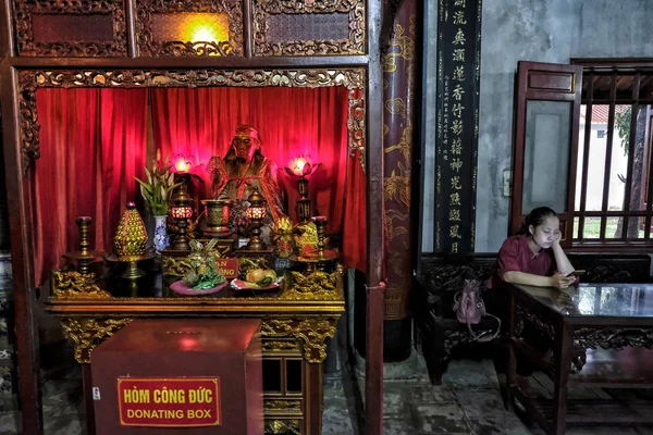 Hanoi Vietnam Agosto Una Mujer Mirando Móvil Templo Quan Thanh — Foto de Stock