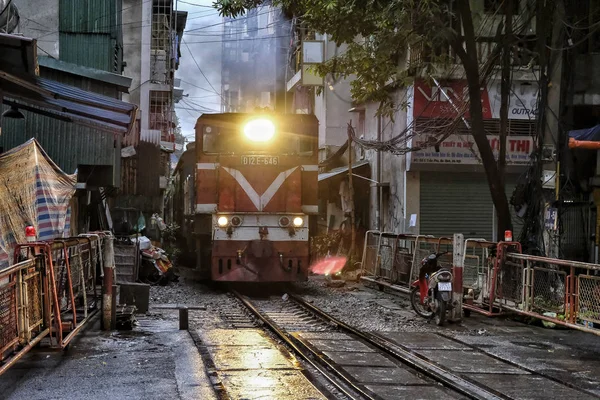 Hanoi Vietnam Srpna Vlak Přes Střed Hanojského Města Přeplněnými Domy — Stock fotografie