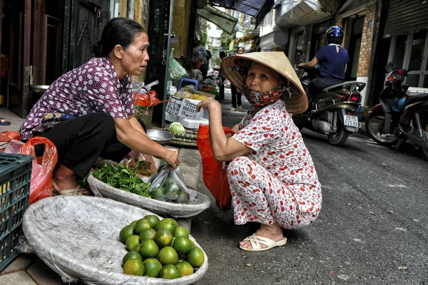 Hanoi Vietnam Agosto Vendedores Frutas Verduras Calle Casco Antiguo Agosto — Foto de Stock