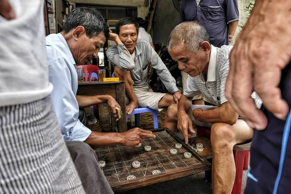 Hanoi Vietnam Augustus Mannen Spelen Xiangqi Het Traditionele Chinese Schaakspel — Stockfoto