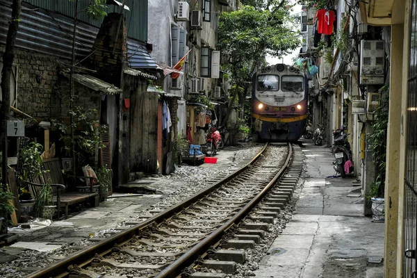 Hanoi Vietnam Srpna Vlak Přes Střed Hanojského Města Přeplněnými Domy — Stock fotografie