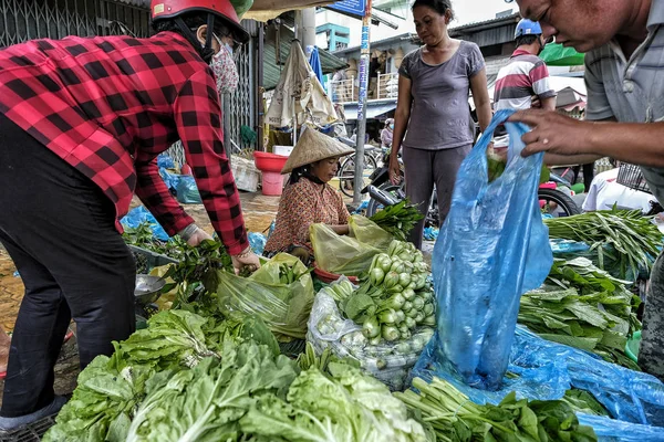 Tho Vietnam Augusti Kvinna Säljer Frukt Och Grönsaker Gatumarknaden Den — Stockfoto