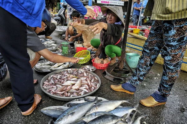 Tho Vietnam Augustus Mensen Verkopen Vis Zeevruchten Straatmarkt Augustus 2018 — Stockfoto