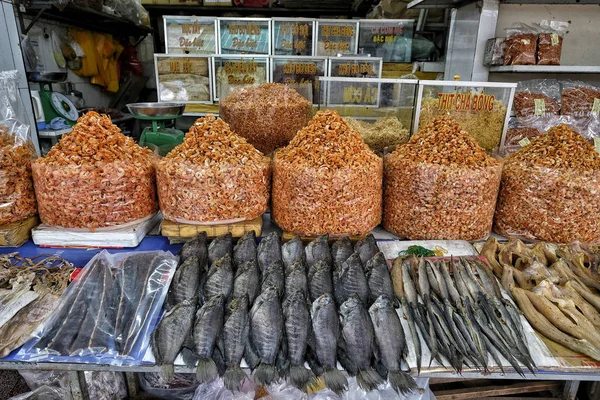 Tho Βιετνάμ Αυγούστου Άνθρωποι Πωλούν Ψάρια Και Θαλασσινά Στην Αγορά — Φωτογραφία Αρχείου