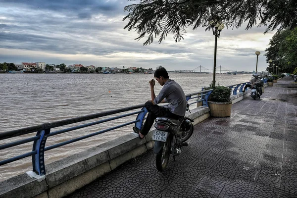 Tho Wietnam Sierpnia Ludzie Spoczywają Siedząc Swoich Rowerach Nad Brzegiem — Zdjęcie stockowe