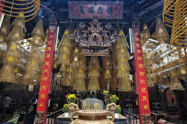 Can Tho Vietnam Ağustos Ong Tapınağı Nda Dua Eden Insanlar — Stok fotoğraf
