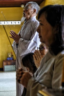 Dalat, Vietnam - 14 Ağustos: 14 Ağustos 2018'de Dalat, Vietnam'daki Chua Linh Quang Pagoda'da dua eden insanlar.