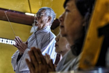 Dalat, Vietnam - 14 Ağustos: 14 Ağustos 2018'de Dalat, Vietnam'daki Chua Linh Quang Pagoda'da dua eden insanlar.