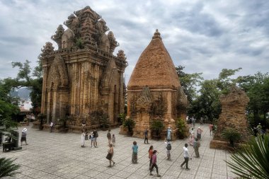 Nha Trang, Vietnam 15 Ağustos: Po Nagar Cham Kuleleri'ni ziyaret eden turistler, 15 Ağustos 2018'de Nha Trang, Vietnam.