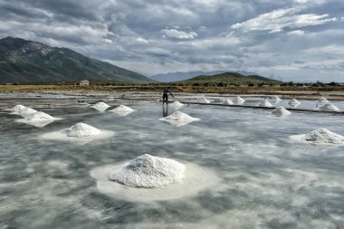 Erkekler Nha Trang, Vietnam Hon Khoi tuz tarlalarında yığınları halinde tuz organize.
