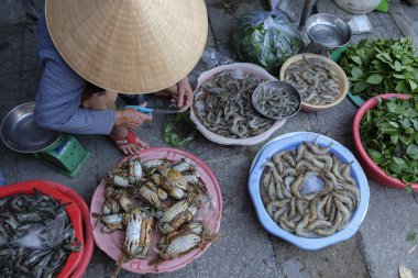 Hoi An, Vietnam - 17 Ağustos: 17 Ağustos 2018'de Hoi An, Vietnam'da pazarda balık satıcıları.