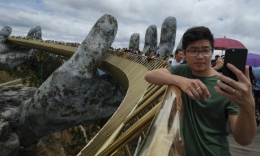 Da Nang, Vietnam - 18 Ağustos: Altın Köprü'de turistler. Golden Bridge, 18 Ağustos 2018 tarihinde Da Nang, Vietnam'da Ba Na Hills'te 150 metre uzunluğunda bir yaya köprüsüdür..
