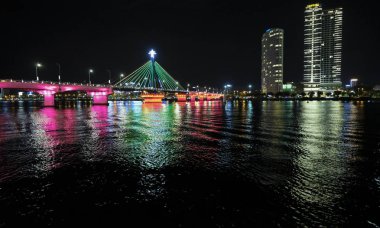 Danang, Vietnam gece Han Nehri Köprüsü.