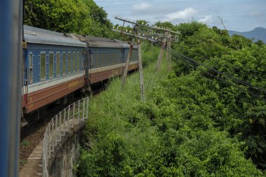 Danang, Vietnam - 19 Ağustos: Tren 19 Ağustos 2018'de Vietnam'ın orta merkezinde Hai Van Geçidi'nden geçiyor..