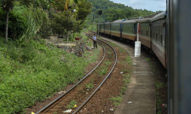 Danang, Vietnam - 19 Ağustos: Tren 19 Ağustos 2018'de Vietnam'ın orta merkezinde Hai Van Geçidi'nden geçiyor..