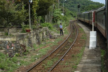 Danang, Vietnam - 19 Ağustos: Tren 19 Ağustos 2018'de Vietnam'ın orta merkezinde Hai Van Geçidi'nden geçiyor..