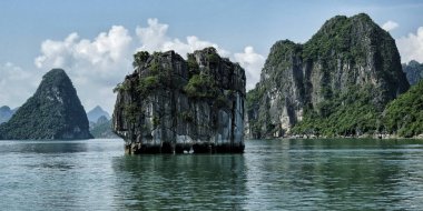 Karstik manzara Vietnam'da defne halong tarafından.