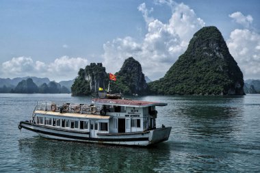 Halong, Vietnam-22 Ağustos: Halong Körfezi 'ni ziyaret eden turistler Ağustos 'ta tekne tarafından 22, 2018, Halong, Vietnam.