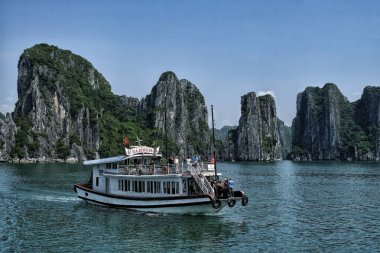 Halong, Vietnam-22 Ağustos: Halong Körfezi 'ni ziyaret eden turistler Ağustos 'ta tekne tarafından 22, 2018, Halong, Vietnam.