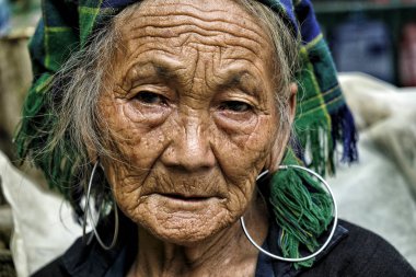 Sapa, Vietnam - 23 Ağustos: 23 Ağustos 2018'de Sapa, Vietnam'da Siyah Hmong etnik azınlığın bir kadınının portresi.