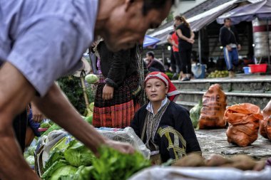 Sapa, Vietnam - 24 Ağustos: 24 Ağustos 2018'de Sapa, Vietnam'da pazarda puslu bir günde dong yaprağı satan Kırmızı Dao kadınları. Sapa engebeli manzarası ve zengin kültürel çeşitliliği ile ünlüdür..