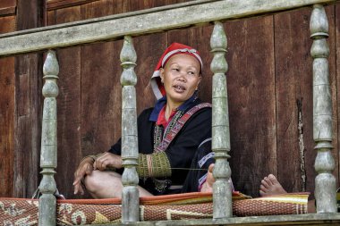 Ta Phin, Vietnam - 24 Ağustos: 24 Ağustos 2018'de Ta Phin'de köyde dikiş diken kırmızı Dao kadınları. Kırmızı Dao insanlar Vietnam'da Çinli azınlık vardır.