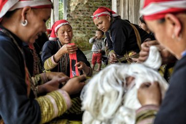 Ta Phin, Vietnam - 24 Ağustos: 24 Ağustos 2018'de Ta Phin'de köyde dikiş diken kırmızı Dao kadınları. Kırmızı Dao insanlar Vietnam'da Çinli azınlık vardır.