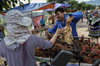 Bac Ha, Vietnam - 26 Ağustos: 26 Ağustos 2018 pazar pazarında tavuk alıp satan kimliği belirsiz kişiler Bac Ha, Vietnam.