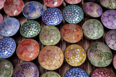 Bac Ha, Vietnam - 26 Ağustos: 26 Ağustos 2018'de Bakü Ha, Vietnam'da bir pazarda Dekoratif Kaseler.