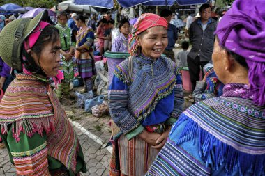 Bac Ha, Vietnam - 26 Ağustos : 26 Ağustos 2018 tarihinde Yerel pazarda Hmong yerli kabilesinin kadın satıcısı Bac Ha, Vietnam. Hmonglar Vietnam'daki en büyük etnik azınlıklardan biridir..