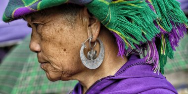 Bac Ha, Vietnam - 26 Ağustos: 26 Ağustos 2018 tarihinde Yerel pazarda Hmong yerli kabilesinin bir kadın satıcı portresi Bac Ha, Vietnam.