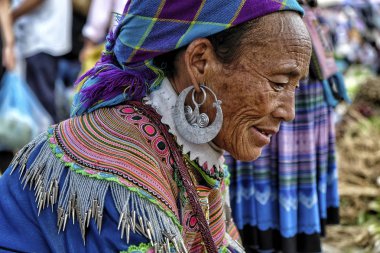 Bac Ha, Vietnam - 26 Ağustos: 26 Ağustos 2018 tarihinde Yerel pazarda Hmong yerli kabilesinin bir kadın satıcı portresi Bac Ha, Vietnam.