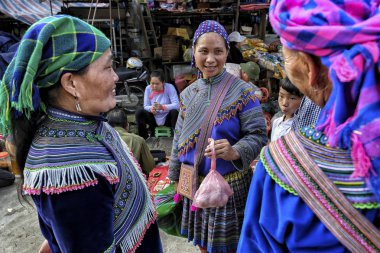 Bac Ha, Vietnam - 26 Ağustos : 26 Ağustos 2018 tarihinde Yerel pazarda Hmong yerli kabilesinin kadın satıcısı Bac Ha, Vietnam. Hmonglar Vietnam'daki en büyük etnik azınlıklardan biridir..
